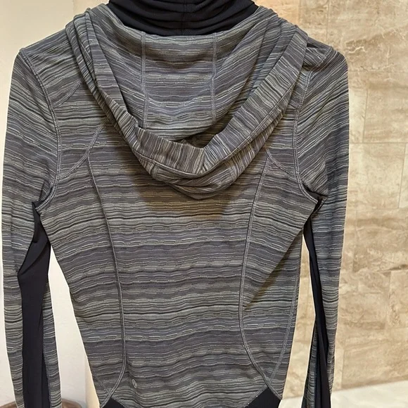 Lululemon women’s size 6 zip up hooded jacket - Picture 5 of 5